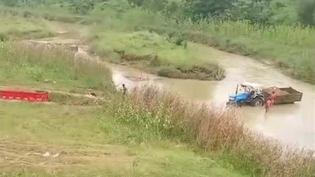 NGT के नियमों की सरेआम उड़ रहीं धज्जियां: उफनते नदी-नालों के बीच अमेराटीकरा में बेखौफ जारी है अवैध रेत का खनन